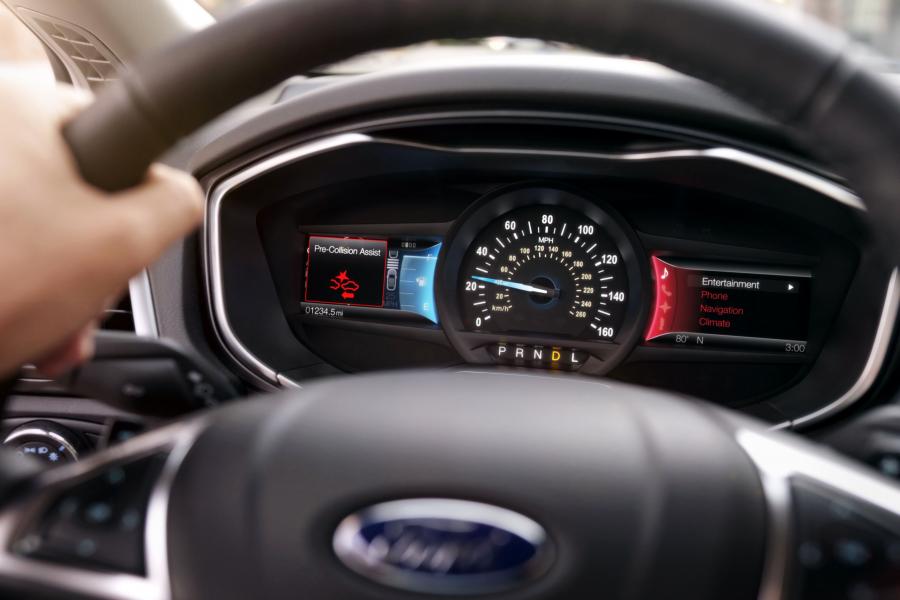 Панель приборов Ford Fusion Titanium 2016 года  (фото 6 из 6)